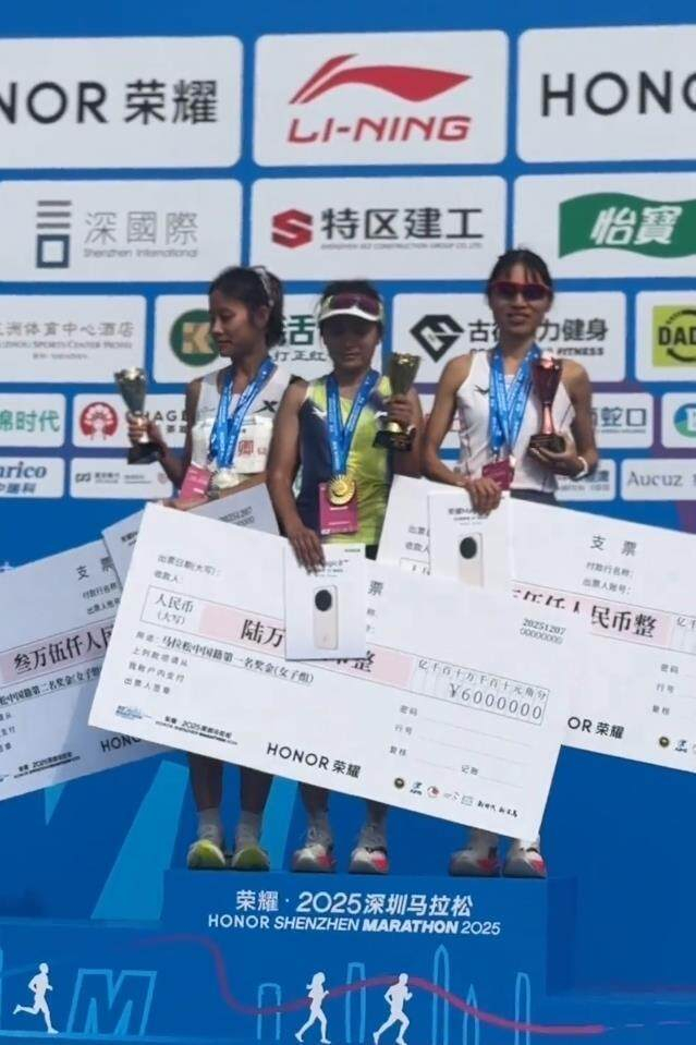 开云体育下载-“最快女护士”张水华深圳马拉松再登领奖台，近50天5次参赛，获得超20万元奖金