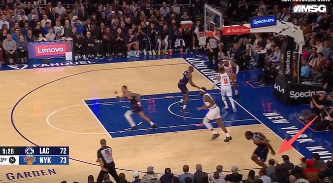 kaiyun客户端下载-船记：小卡在对阵尼克斯比赛中踩到了场边球迷 导致右脚踝扭伤