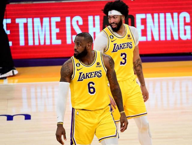 kaiyun客户端下载-詹眉为佩林卡操作献计献策 湖人新季轮换已具雏形