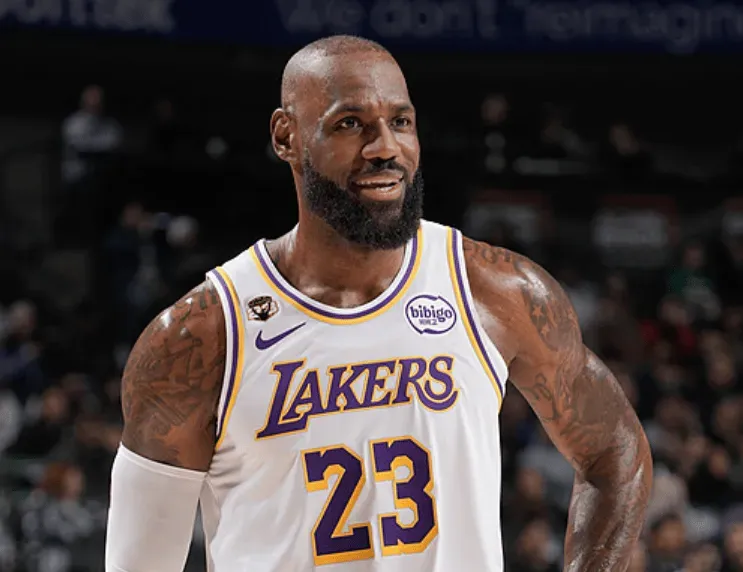 KAIYUN体育-前湖人球员谈詹姆斯罚球少：不能因他更高更壮就不吹