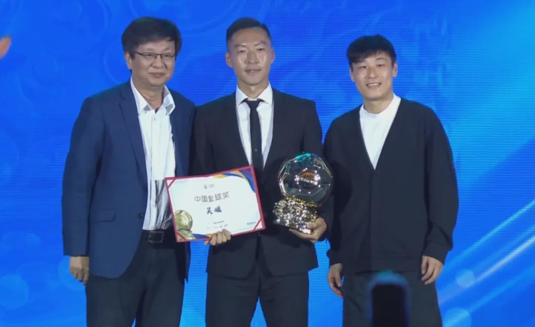 kaiyun客户端下载-吴曦获2025中国金球奖！韦世豪发动态：全黑背景+哭笑+偷感bgm