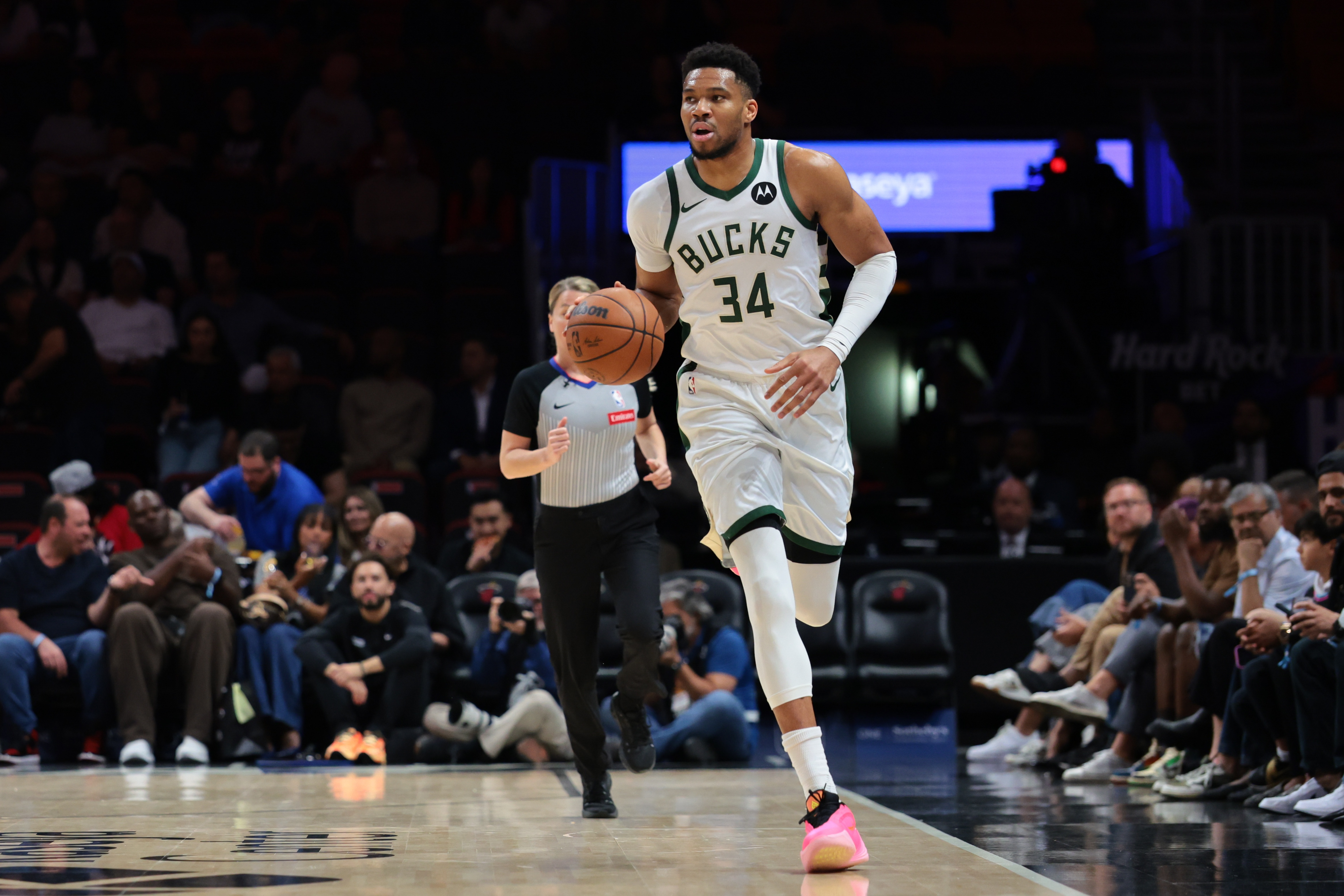 KAIYUN体育-字母哥：我不会做影像检查 我打算先回家休息看看明天感觉如何