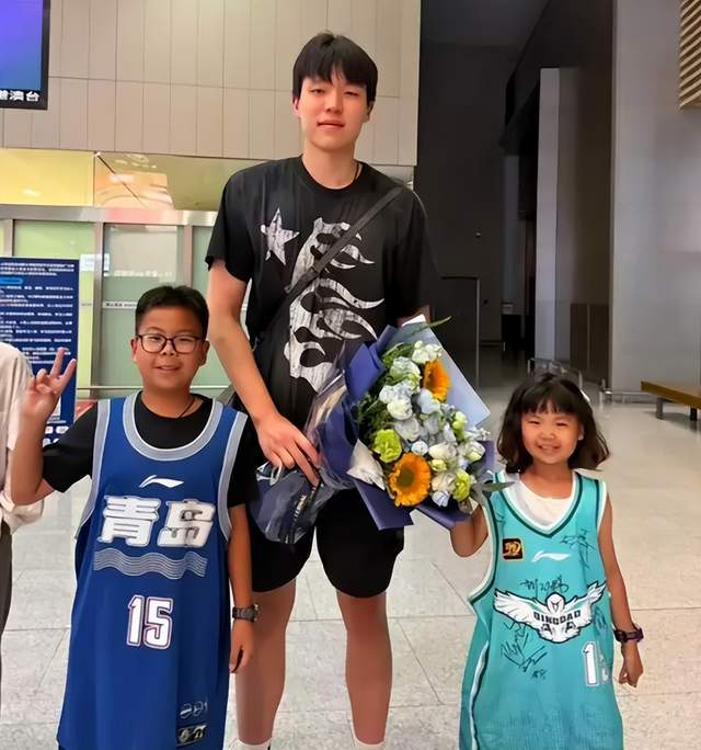 回来啦！杨瀚森载誉归来，备战世预赛，深夜落地青岛发声，很霸气
